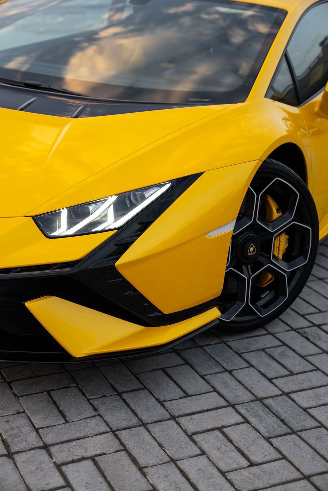 Rent Huracan Tecnica 2023 in Dubai